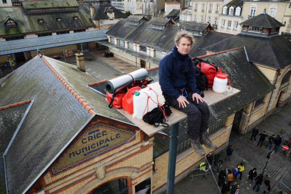 Abraham Poincheval, La Vigie urbaine, La Criée centre d’art contemporain, 2016